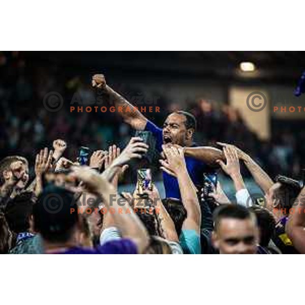 Marcos Tavares celebrating with fans after Prva liga Telemach football match between Maribor and Aluminij in Ljudski vrt, Maribor, Slovenia on May 14, 2022. Photo: Jure Banfi/www.alesfevzer.com