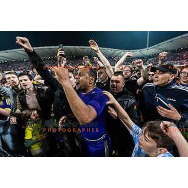 Marcos Tavares celebrating with fans after Prva liga Telemach football match between Maribor and Aluminij in Ljudski vrt, Maribor, Slovenia on May 14, 2022. Photo: Jure Banfi/www.alesfevzer.com