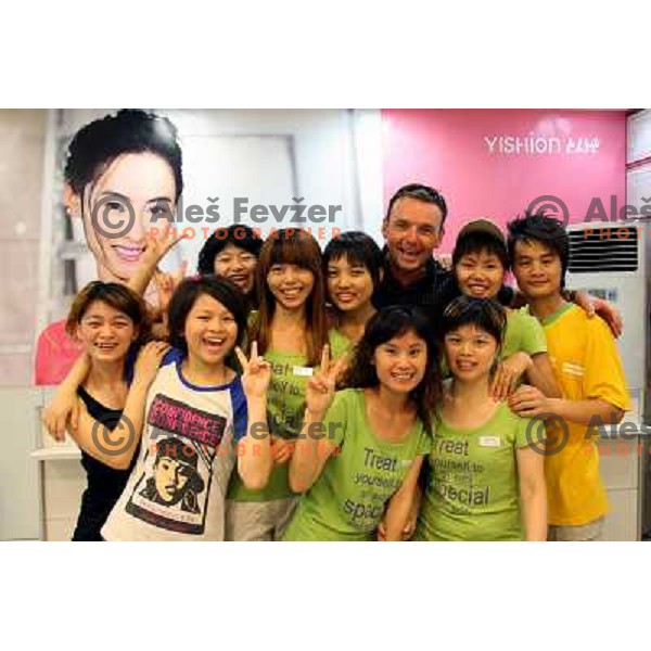 Ales Fevzer and chinese kids in Mission hills golf estate with 10 world class golf courses, Shenzen, China 