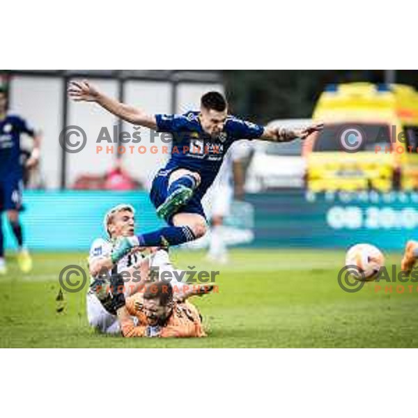 Tio Cipot vs Gregor Sikosek and Menno Bergsen in action during Prva liga Telemach football match between Mura and Maribor in Fazanerija, Murska Sobota, Slovenia on August 28, 2022. Photo: Jure Banfi