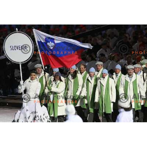 Brankovic Tadeja nosi slovensko zastavo na otvoritvi v Torinu, februar 2006