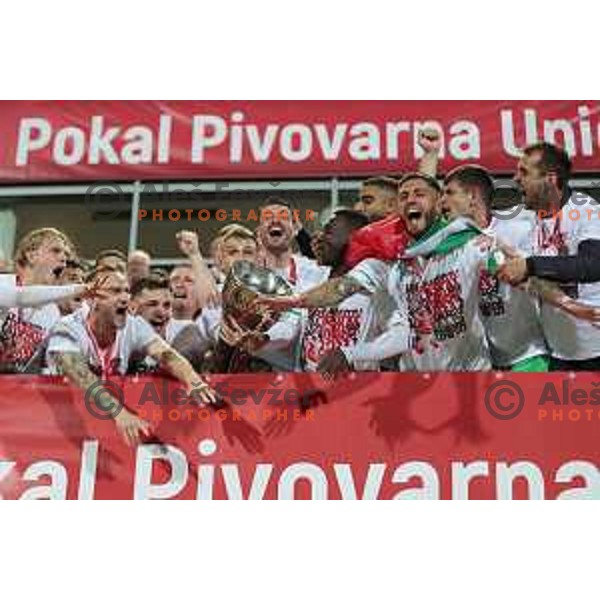 Timi Max Elsnik, head coach Albert Riera and players of Olimpija celebrate victory at Pivovarna Union Slovenian Cup match between Olimpija and Maribor in Celje on May 6, 2023