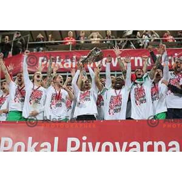 Timi Max Elsnik, head coach Albert Riera and players of Olimpija celebrate victory at Pivovarna Union Slovenian Cup match between Olimpija and Maribor in Celje on May 6, 2023