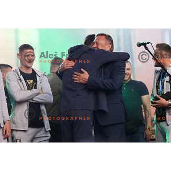 Head Coach Albert Riera and mayor of Ljubljana Zoran Jankovic during championship celebration of Olimpija in Kongresni trg, Ljubljana, Slovenia on May 20, 2023. Foto: Filip Barbalic