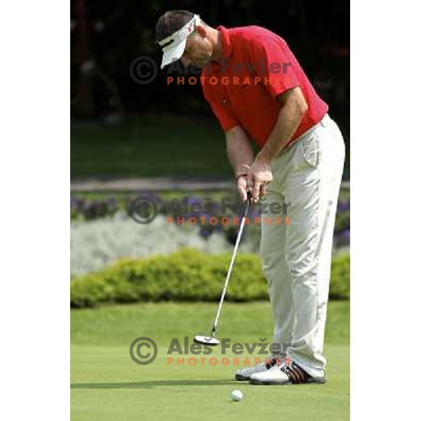 Ales Fevzer putts at August golf tournament, King\'s golf course, Bled (Slovenia) 2.8.2008 