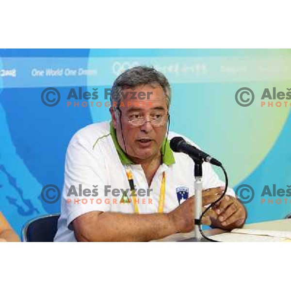 Brane Dmitrovic introduces Sara Isakovic , who receives congratulations from slovenian athletes at press conference in Olympic Village 13.8.2008 