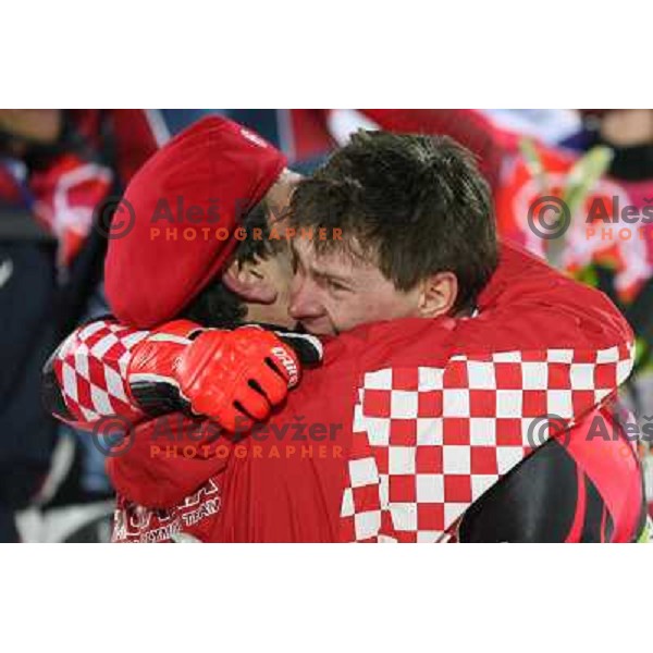 Kostelic ivica joka v objemu trenerja