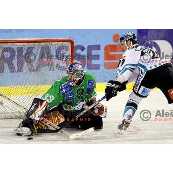 Matthiason scores penalty past Morrison at ice-hockey game Tilia Olimpija-EHC Liwest Linz in round 6 of EBEL league, played in Ljubljana (Slovenia) 2.10.2008.EHC Liwest Linz won after penalty shot-out. 