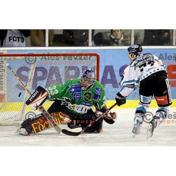 Baumgartner scores penalty past Morrison at ice-hockey game Tilia Olimpija-EHC Liwest Linz in round 6 of EBEL league, played in Ljubljana (Slovenia) 2.10.2008.EHC Liwest Linz won after penalty shot-out. 