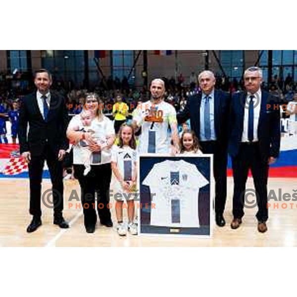 Igor Osredkar of Slovenia with family and award for his 200th national team appearance at Futsal Friendly match between Slovenia and Croatia in Dvorana Kodeljevo, Ljubljana, Slovenia on October 17, 2025. Photo: Filip Barbalic