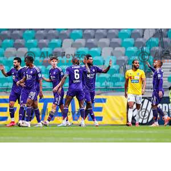 Benjamin Tetteh and players of Maribor celebrate a goal during Prva liga Telemach 2025/2026 football match between Bravo Big Bang and Maribor in Ljubljana, Slovenia on November 1, 2025