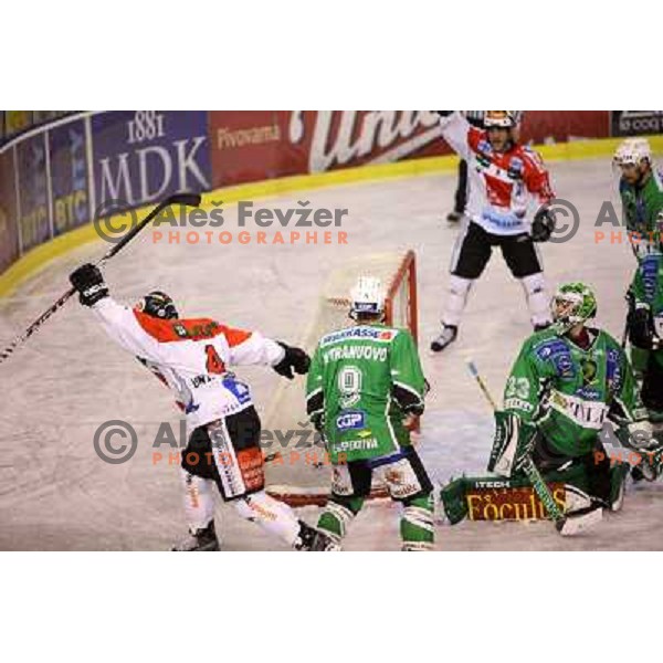 Unterluggauer scores third goal for Innsbruck at ice-hockey match Tilia Olimpija- TWK Innsbruck in round 21 of EBEL league, played in Hala Tivoli, Ljubljana, Slovenia 16.11.2008 