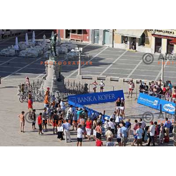 Katarina Srebotnik (SLO) and Dinara Safina (RUS) enjoyed summer sun during visit in Piran, played exhibition match on Tartini square and signed the book on honour in municipality of Piran 