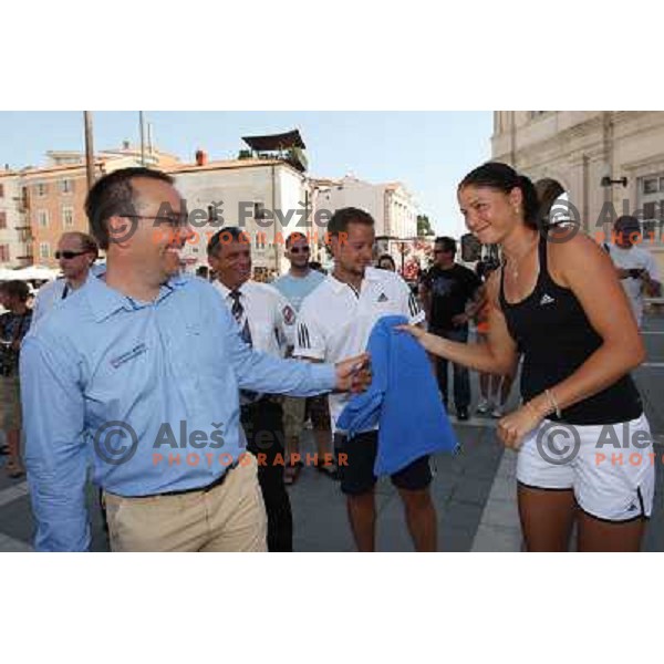 Andrej Bizjak and Dinara Safina (RUS) enjoyed summer sun during visit in Piran, played exhibition match on Tartini square and signed the book on honour in municipality of Piran 