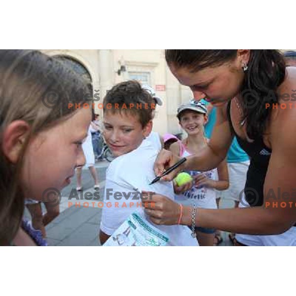 Dinara Safina (RUS) enjoyed summer sun during visit in Piran, played exhibition match on Tartini square and signed the book on honour in municipality of Piran 