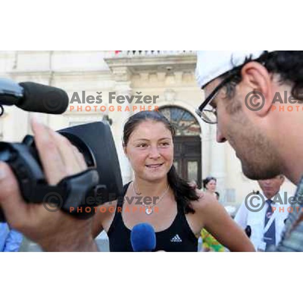  Dinara Safina (RUS) enjoyed summer sun during visit in Piran, played exhibition match on Tartini square and signed the book on honour in municipality of Piran 