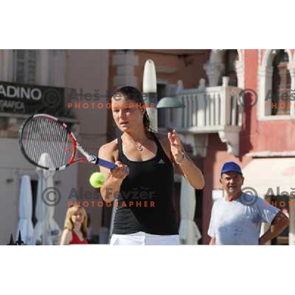  Dinara Safina (RUS) enjoyed summer sun during visit in Piran, played exhibition match on Tartini square and signed the book on honour in municipality of Piran 