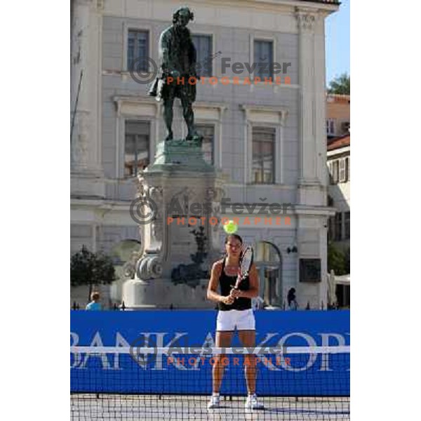  Dinara Safina (RUS) enjoyed summer sun during visit in Piran, played exhibition match on Tartini square and signed the book on honour in municipality of Piran 