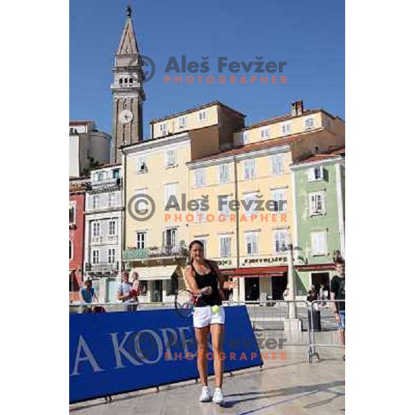 Dinara Safina (RUS) enjoyed summer sun during visit in Piran, played exhibition match on Tartini square and signed the book on honour in municipality of Piran 