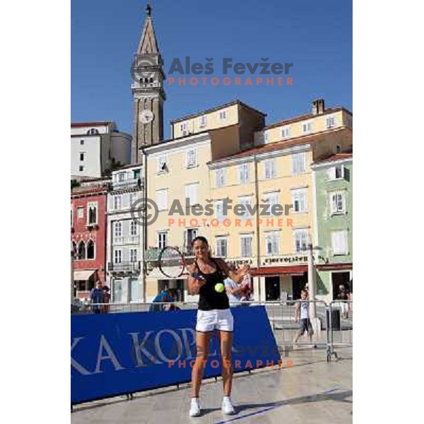  Dinara Safina (RUS) enjoyed summer sun during visit in Piran, played exhibition match on Tartini square and signed the book on honour in municipality of Piran 