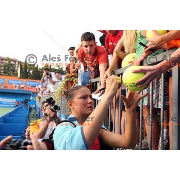 Dinara Safina (RUS) signing autographs after victory in quarter-finals of Banka Koper Slovenia Open, WYTA tour in SRC Marina, Portoroz 24.7.2009 