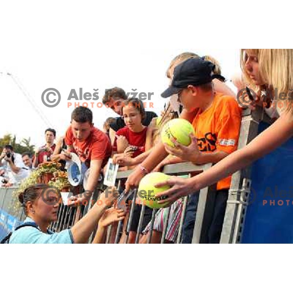 Dinara Safina (RUS) signing autographs after victory in quarter-finals of Banka Koper Slovenia Open, WYTA tour in SRC Marina, Portoroz 24.7.2009 