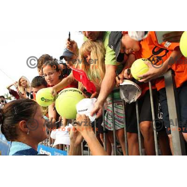 Dinara Safina (RUS) signing autographs after victory in quarter-finals of Banka Koper Slovenia Open, WYTA tour in SRC Marina, Portoroz 24.7.2009 