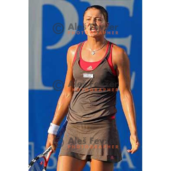 Dinara Safina (RUS) in action during quarter-finals of Banka Koper Slovenia Open, WTA tour in SRC Marina, Portoroz 24.7.2009 