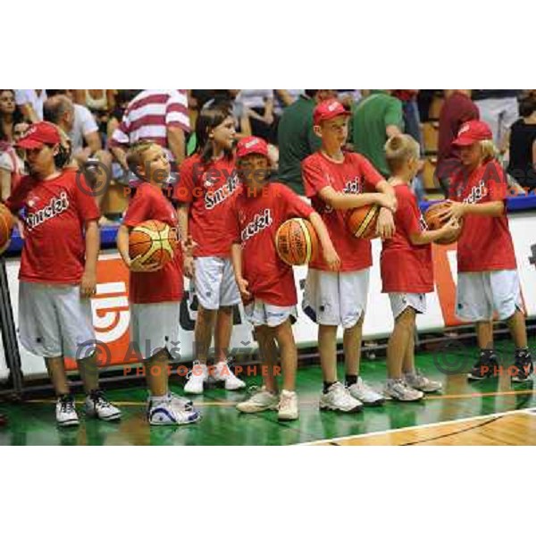 kids from matjaz smodis basketball camp at the basketballl game Slovenia - Russia, Friendly Match, Novo Mesto, 10.08.2009, 