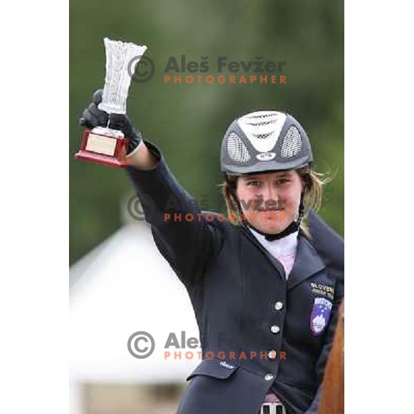 Iza Vele s pokalom za tretjo mesto v Junior tour