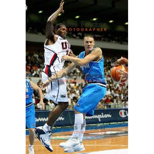 Fabio Di Bella lost the ball against Dwight Howard