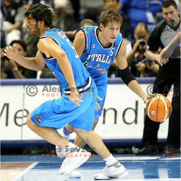 Stefano Mancinelli with the ball, Gianluca Basile