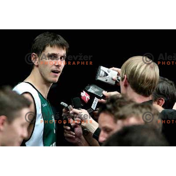 Bostjan Nachbar talking to slovenian press after the match with Turkey