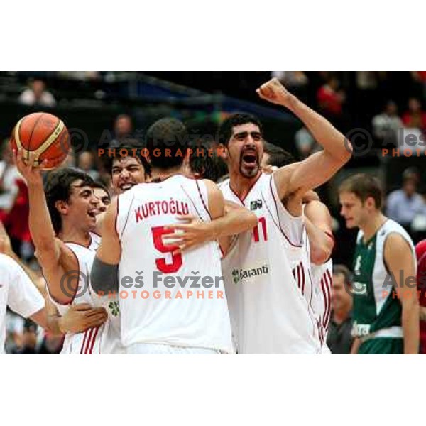 Joy of Turkish basketball team after victory over Slovenia