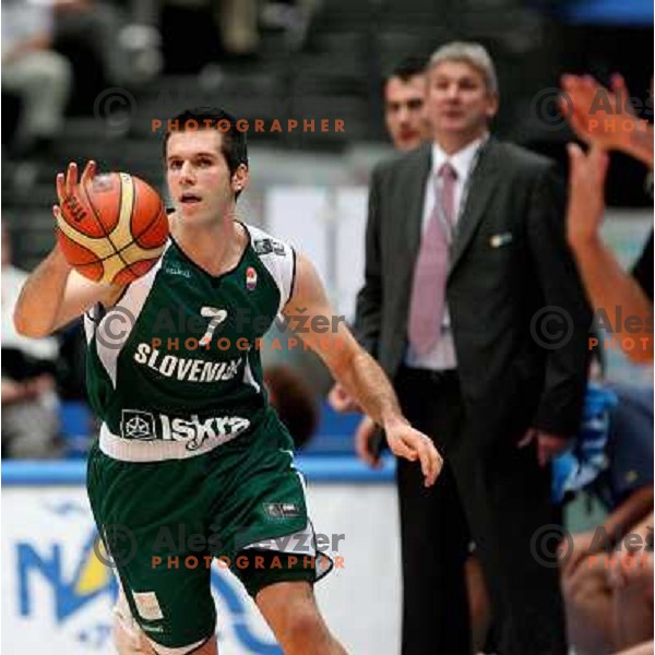 Sani Becirovic watching the clock in the last second of first quarter