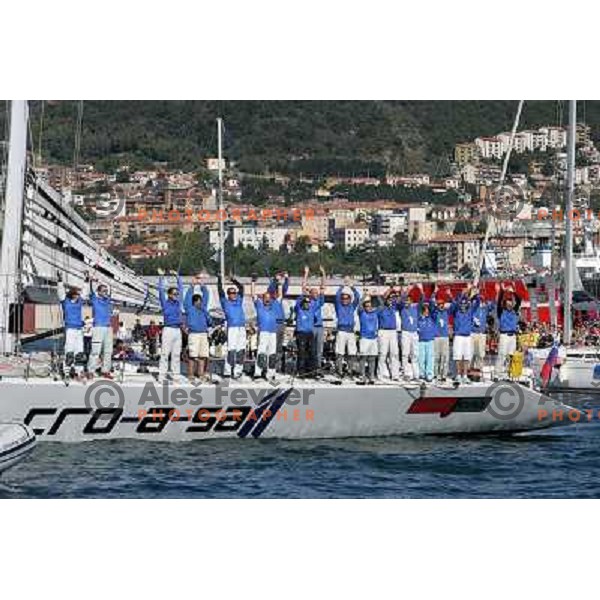 Maxi Jena crew salute their fans in Trieste