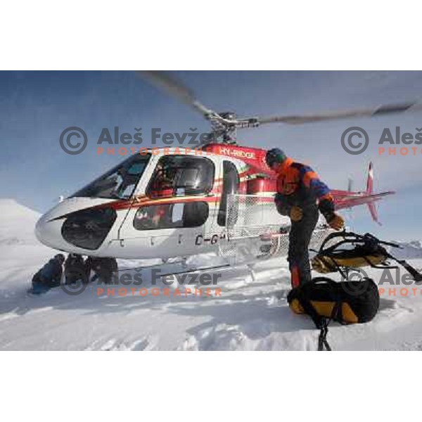 Mountain guide Jeremy McKenzie unloads the helicopter in perfect day for deep powder heli skiing with RK Heliski in Canadian Rockies and Purcell Mountains, starting from Panorama mountain village, British Columbia, Canada on 6th of March 2008. Photo by Al