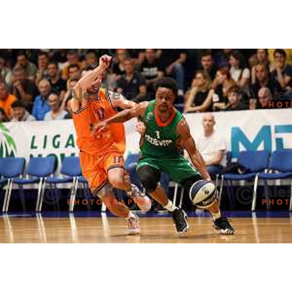 Niko Bacvic of Helios Suns and Yogi Ferrell of Cedevita Olimpija in action during the third game of The Final of Nova KBM league between Cedevita Olimpija and Helios Suns in Domzale, Slovenia on June 8, 2023 Foto: Filip Barbalic